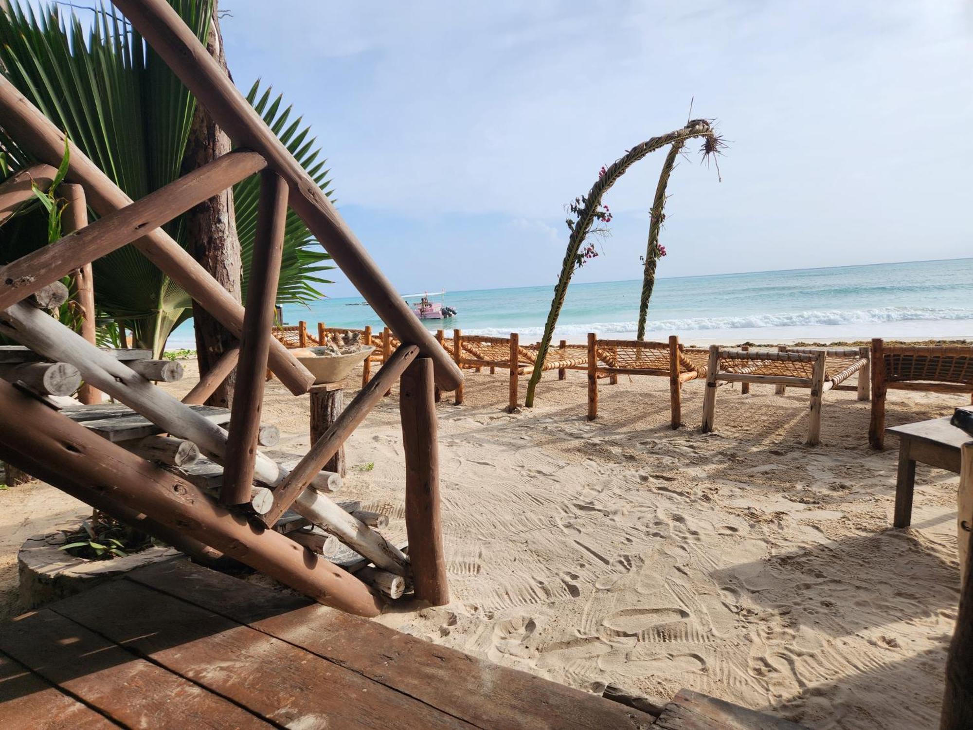 Hotel Two Palms à Jambiani  Extérieur photo